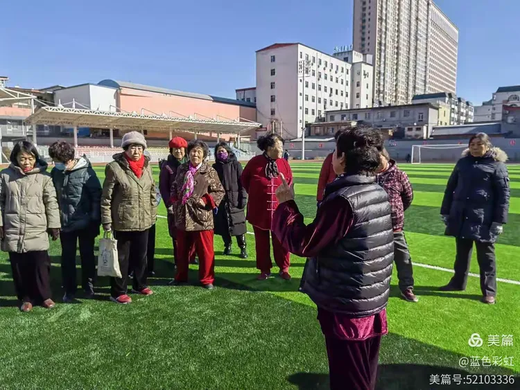 2022年正月16吕梁市太极拳协会副主席高玉荣老师在体育场规范28式太极拳教学。